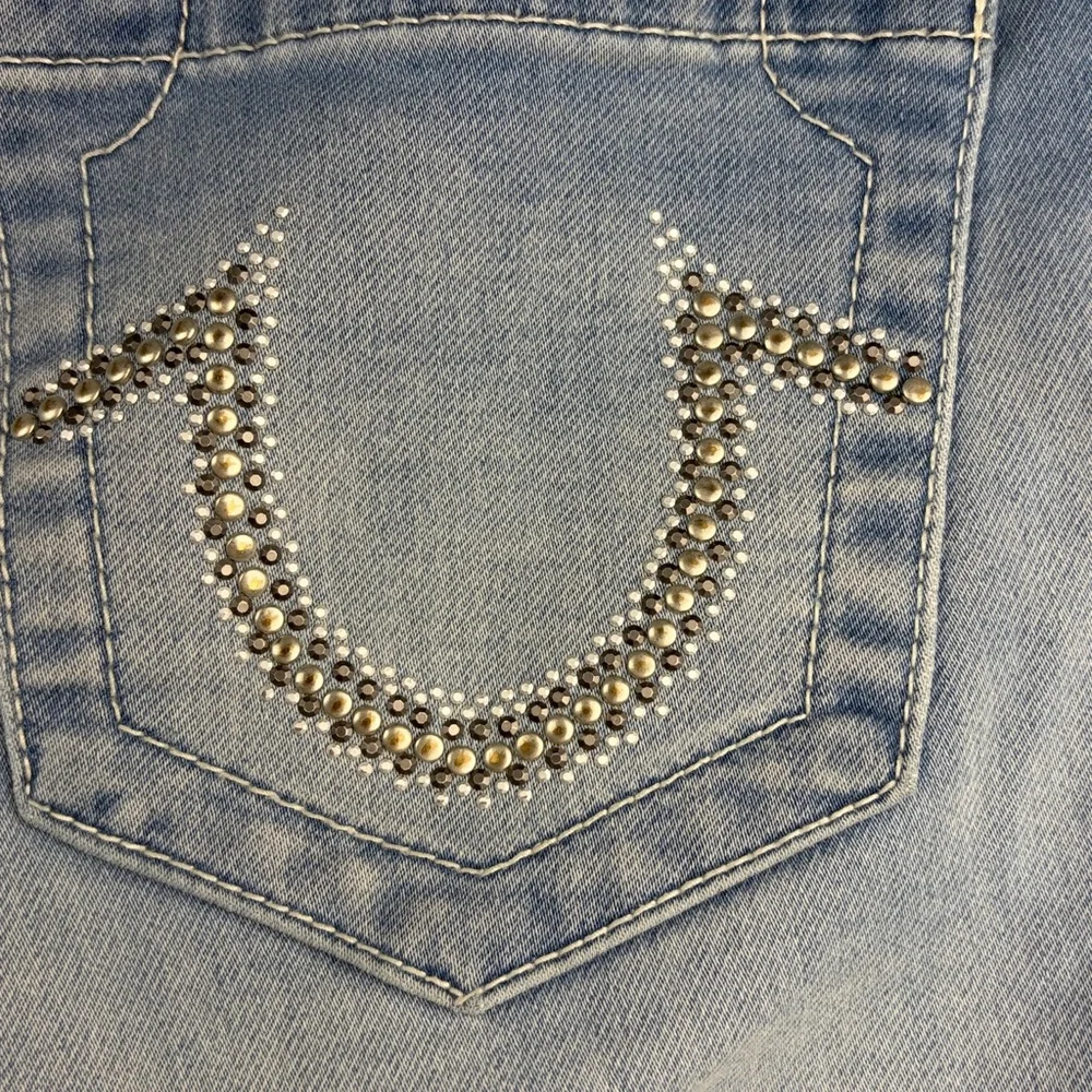 True Religion ‘Capri’ Cropped Jeans ~ in Light Blue Wash w/ Studs ~ Size 28 - Picture 15 of 16